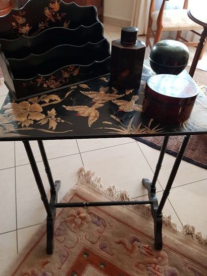 null Petite table à décor japonisant en laque de volatiles et feuillages sur fond...