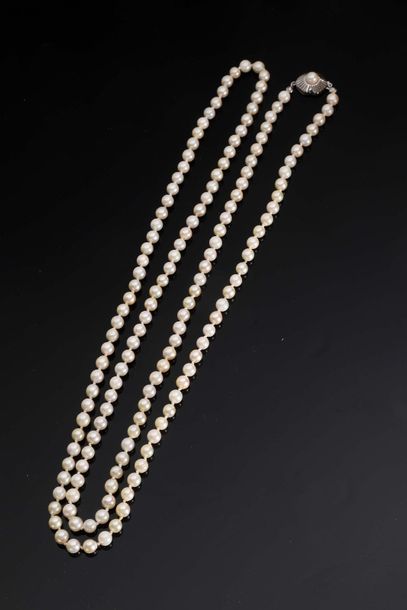 null Sautoir de perles de culture blanches fermoir or 14K (586°/00) centré d’une...