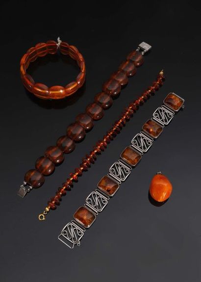 null Trois pièces en ambre : deux bracelets (un élastique et un de petits cabochons)...