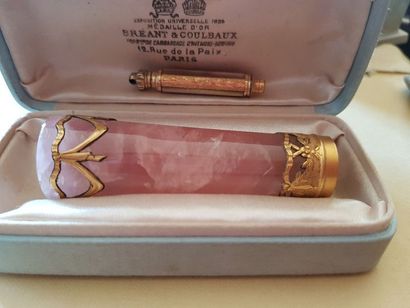 null Fume -cigarette en quartz rose et monture en pomponne. On joint un porte- stylo...