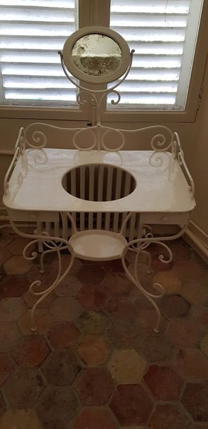 null Table de toilette en fer peint en blanc avec miroir circulaire basculant. Manque...