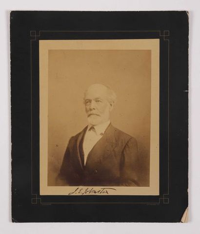 null JOHNSTON, Joseph Eggleston (1807-1891). Portrait photographique vers 1880. 										...