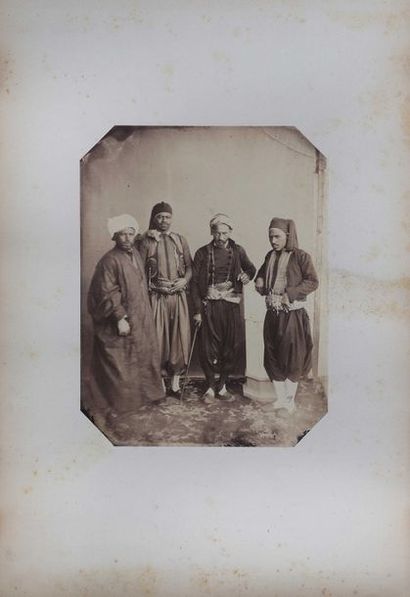 null Types orientaux, 4 voyageurs, vers 1858, épreuve albuminée d'après un négatif...