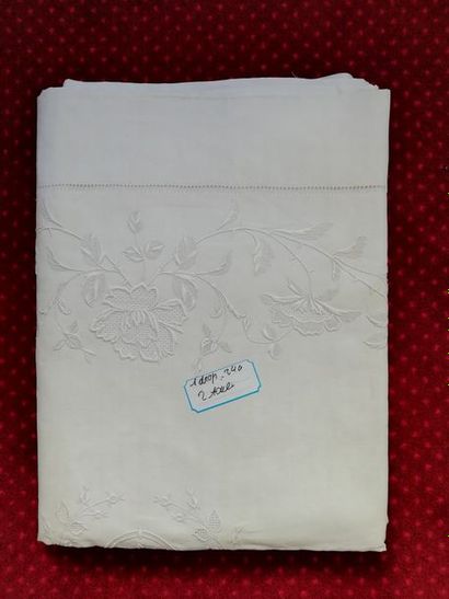 null Un drap en lin broderie de fleurs ajourées, chiffre bordé et jours Venise, l....