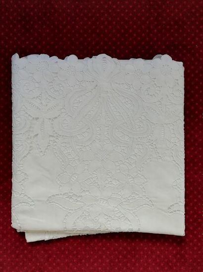 null Un drap en broderie Richelieu, chiffre brodé, l. 2,40 m. Petite reprise.