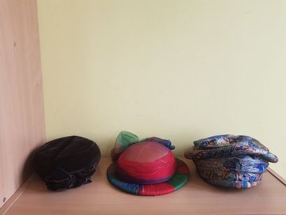 null Lot de 8 chapeaux divers dont 2 griffés Rose Valois (années 40), 1 Denise, 1...