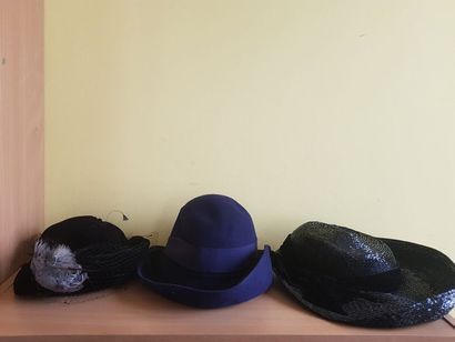 null Lot de 8 chapeaux divers dont 2 griffés Rose Valois (années 40), 1 Denise, 1...