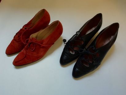 null 3 paires de chaussures et bottes griffées : 

- une paire de chaussure en cuir...
