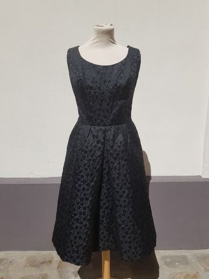 null ALAÏA

1 robe noire à motifs feuillages, T. 36-38 env (légère décoloration sous...