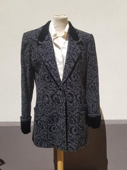 null Jean Louis SCHERRER COUTURE

Veste en lainage gris à motifs noirs, col velours...