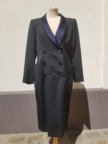 null Jean Louis SCHERRER BOUTIQUE

Robe manteau noire, col et boutons en soie bleu...