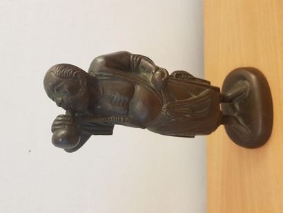 null Une sculpture en bronze représentant vraisemblablement le poète Li Bai
Chine
H....