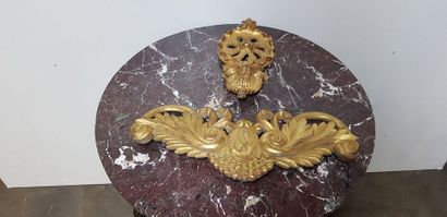 null Deux éléments décoratifs en bois sculpté et doré