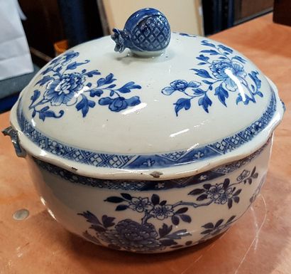 null Soupière ou légumier couvert à 2 anses en porcelaine de Chine à décor bleu-blanc...