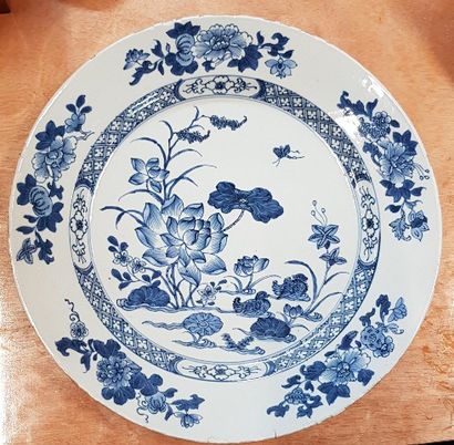 null Plat circulaire en porcelaine de Chine (Compagnie des Indes) à décor bleu-blanc...