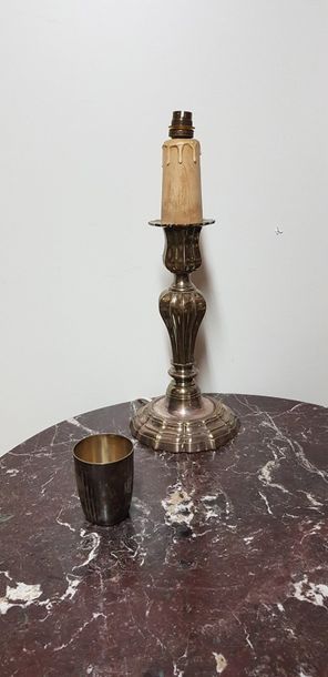 null Bougeoir en bronze argenté monté en lampe. H. : 29,3 cm. On joint une timbale...