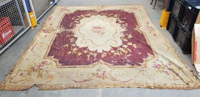 null AUBUSSON, Grand tapis dans les tons fuschia à décor central d’une rose dans...