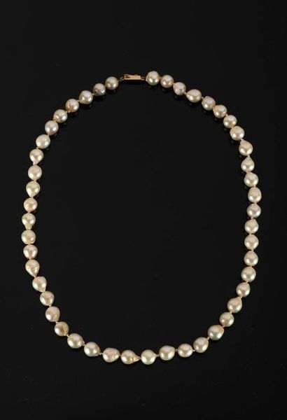 null Collier chokker de perles de culture baroques (diamètres entre 7.60 et 8.10...