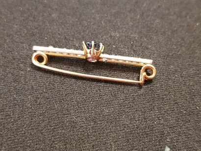 null Petite broche en or jaune 18K ornée d'une barrette sertie de 14 éclats de diamant...