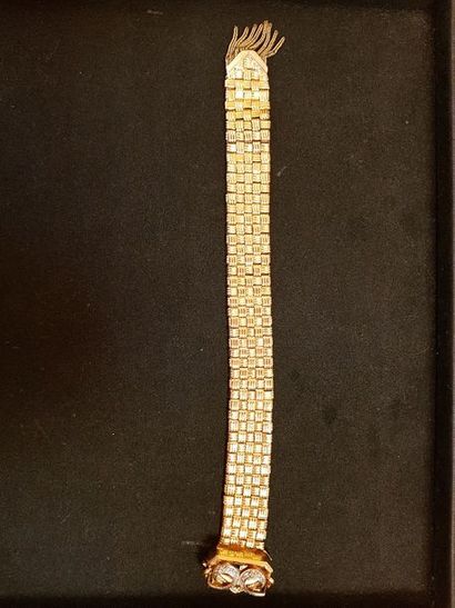 null Large bracelet en or jaune 18K (750/°°) à maille souple "osier" se terminant...