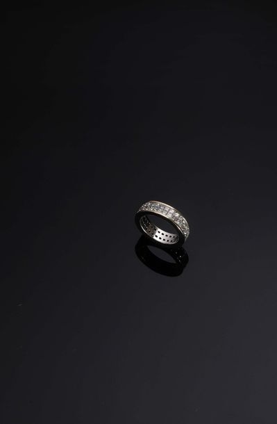 null Korloff. Bague en or gris 18 K (750°/00) sertie sur tout son pourtour de deux...