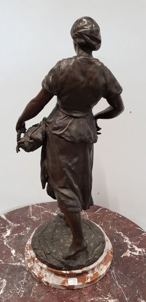 null Emile-Louis PICAULT (1833-1915), La marchande de poissons, Sculpture en bronze...