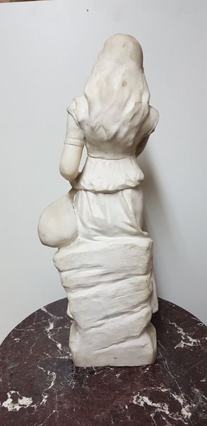 null Sculpture , femme à la mandoline, restaurations.