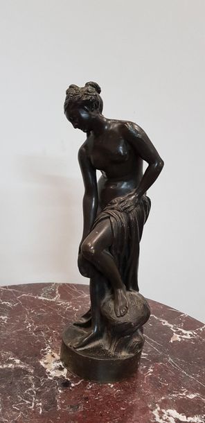 null Nu à sa toilette, Sculpture en bronze portant une signature ALEGRAIN (?) sur...