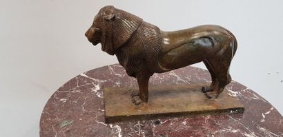null Lion stylisé, sculpture en bronze sur un socle rectangulaire. (25 x 40 x 13...