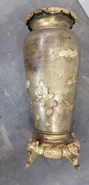 null Vase en métal doré à décor en relief japonisant de volatiles et fleurs. Il repose...