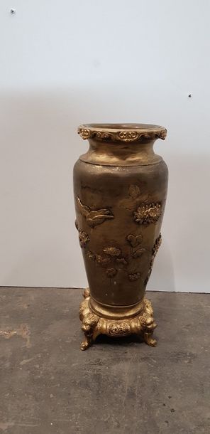 null Vase en métal doré à décor en relief japonisant de volatiles et fleurs. Il repose...