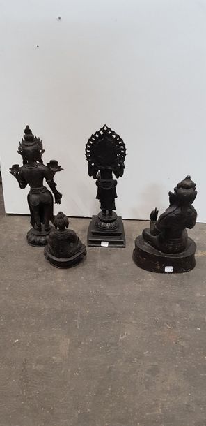 null Ensemble de 4 sculptures asiatiques : Buddhas et divers, en métal patiné. Xxème...