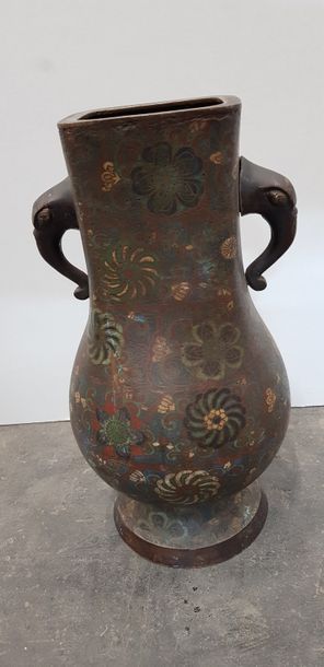 null Grand vase en bronze cloisonné à 2 anses rapportées en forme d’éléphants. H 46...