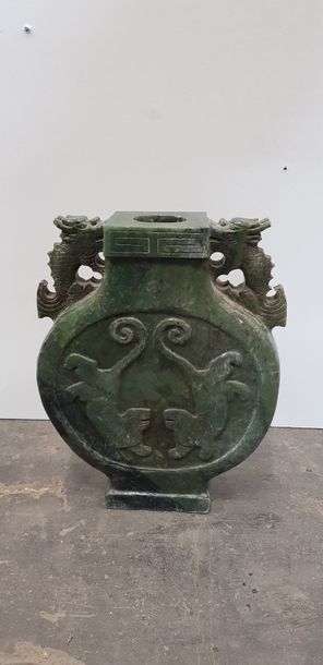 null Grande sculpture en pierre dure verte sculptée de dragons, simulant un vase...