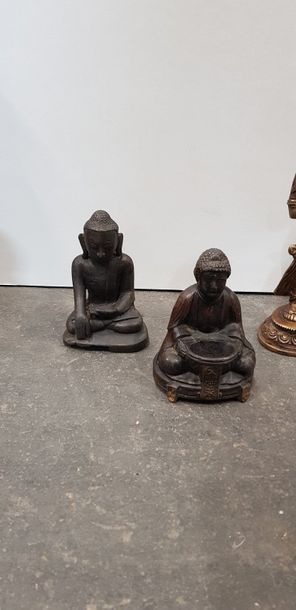 null Ensemble de 4 petites sculptures asiatiques, en métal patiné or. Xxème s.