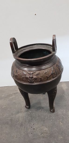 null Vase-cache-pot tripode en bronze à patine brune. Chine, Xxème s.H. : 32 cm