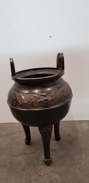 null Vase-cache-pot tripode en bronze à patine brune. Chine, Xxème s.H. : 32 cm