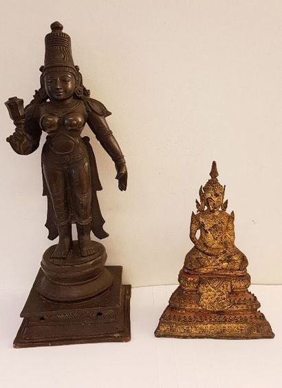 null Buddha en métal lesté doré, Birmanie. H. : 21, 5 cm. On joint une autre sculpture...