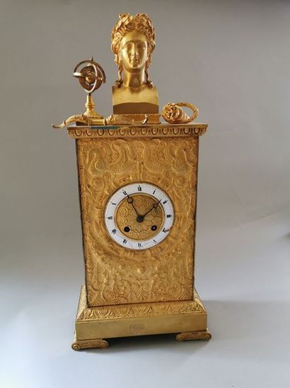 null Pendule borne en bronze doré, ‘Pallas Athénée’, sans signature, vers 1810.

Cadran...