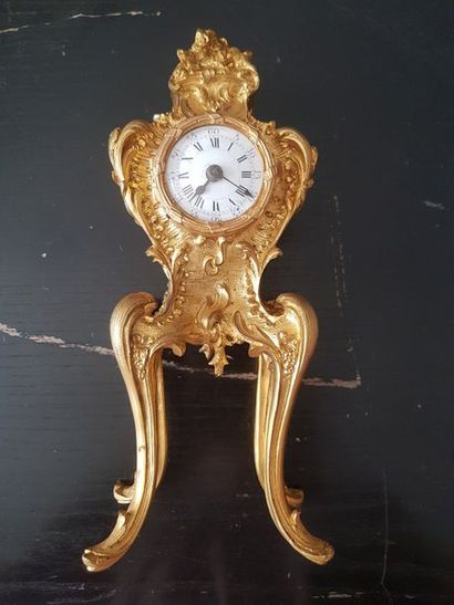 null Pendulette de style Louis XV en bronze doré.