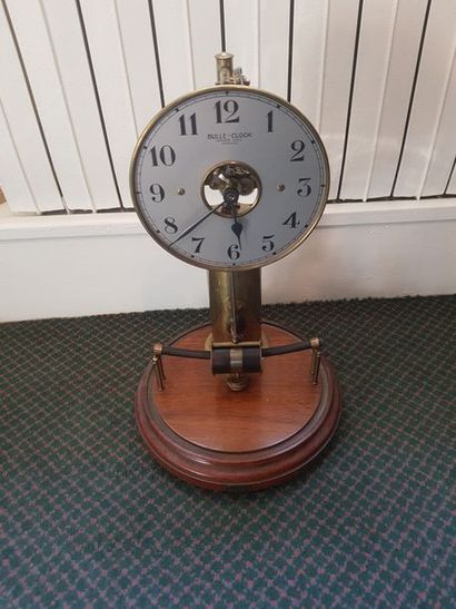 null Une pendule ‘Bulle clock’ sur son socle en chêne, sans cloche.