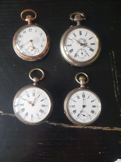Quatre montres (argent et métal) à boîtier...