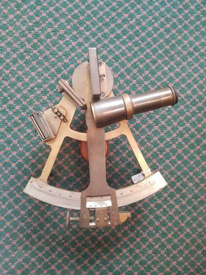 Petit sextant (rayon 13.5 cm) en laiton signé...