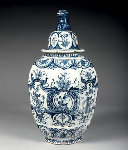null Vase couvert ovoïde à huit pans en faïence de Delf
Décor bleu et blanc de cartouches...