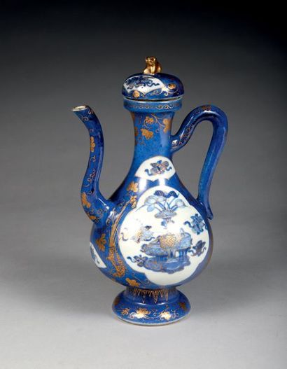 null Aiguière en porcelaine et émail bleu poudré rehaussé d'or entourant deux médaillons...