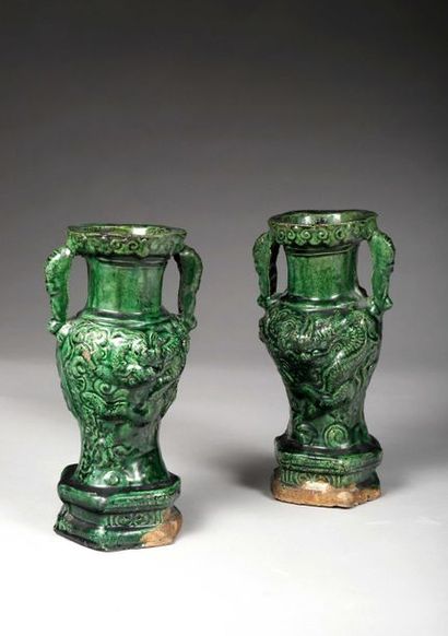 null Paire de vases en terre cuite émaillé vert émeraude, à décor moulé sous couverte...