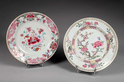 null Paire d'assiettes en porcelaine et émaux de la Famille rose, à décor de fleurs...