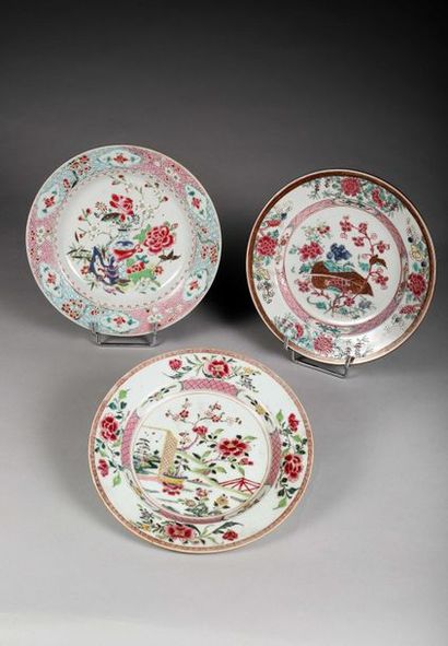 null Ensemble de trois assiettes en porcelaine et émaux de la Famille rose, à décor...