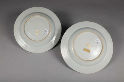 null Paire d'assiettes en porcelaine et émaux de la Famille rose, à décor de pivoines...