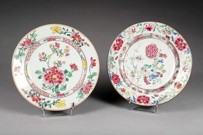 null Deux assiettes en porcelaine et émaux de la Famille rose, l'une à décor de médaillon...